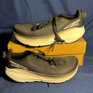 Altra- EGOFLO, black white, 10.5 women QS